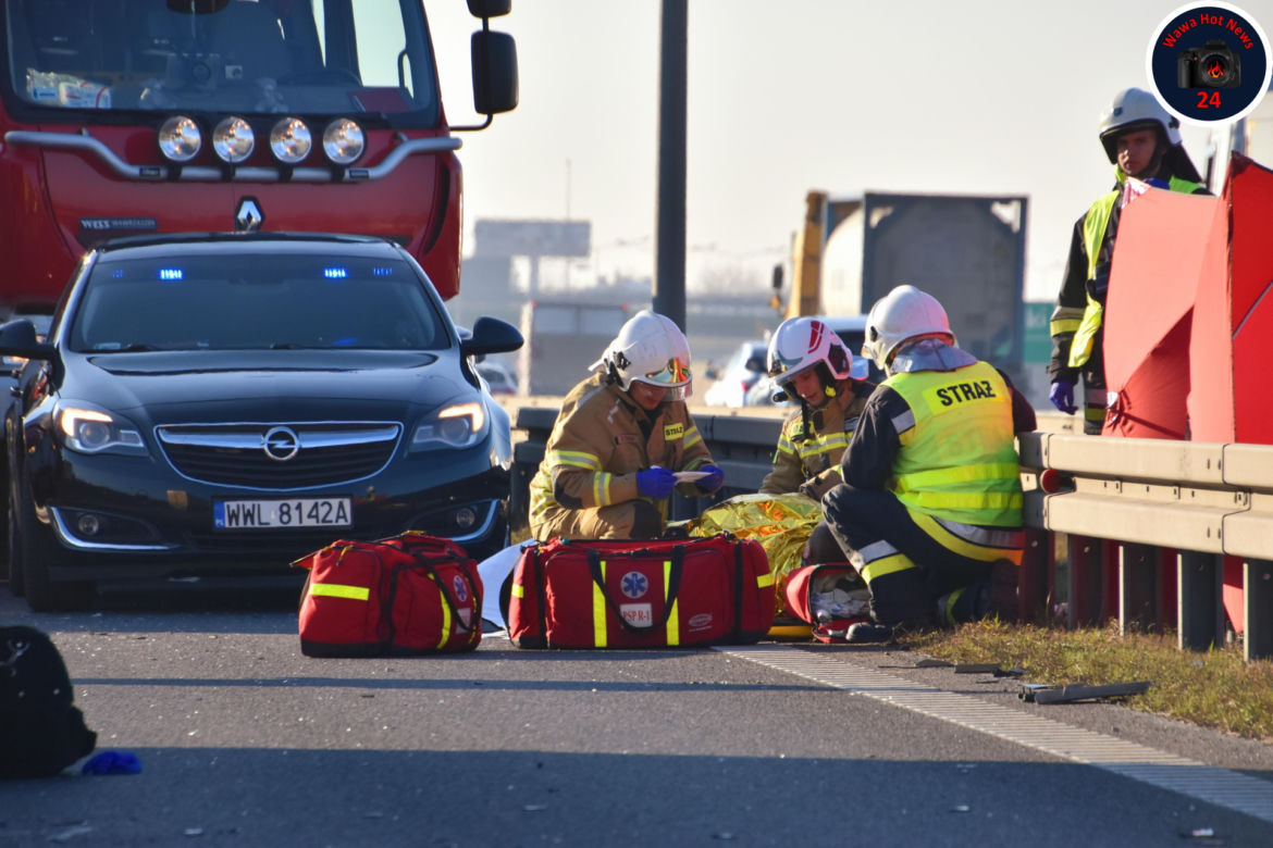 Zmiótł z drogi skodę i wbił się w naczepę. Kierowca ciężarówki zabrany do szpitala