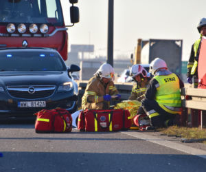 Zmiótł z drogi skodę i wbił się w naczepę. Kierowca ciężarówki zabrany do szpitala