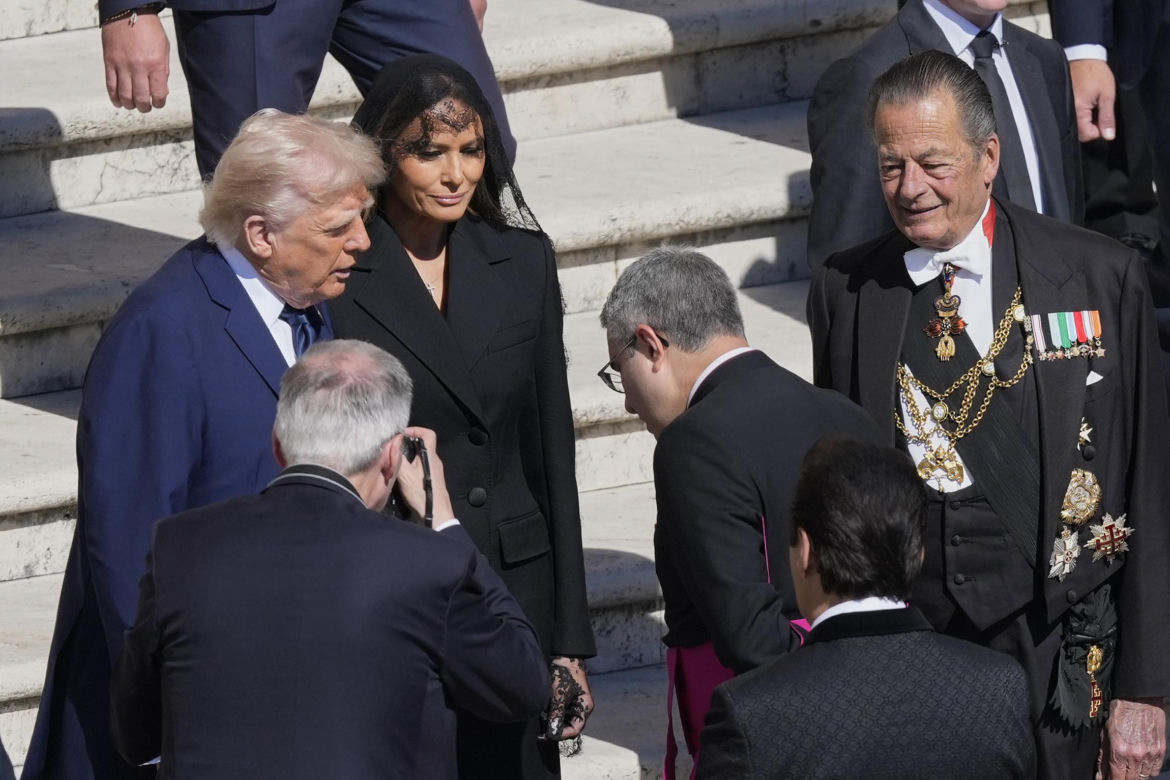 Trump i Zełenski złamali zasady na pogrzebie Franciszka