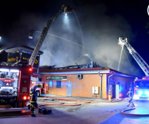 O krok od tragedii! Wielki pożar w sklepie Netto. Budynek stanął w ogniu