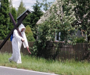 Młody mężczyzna szedł z krzyżem na ramieniu przez Ostaszewo