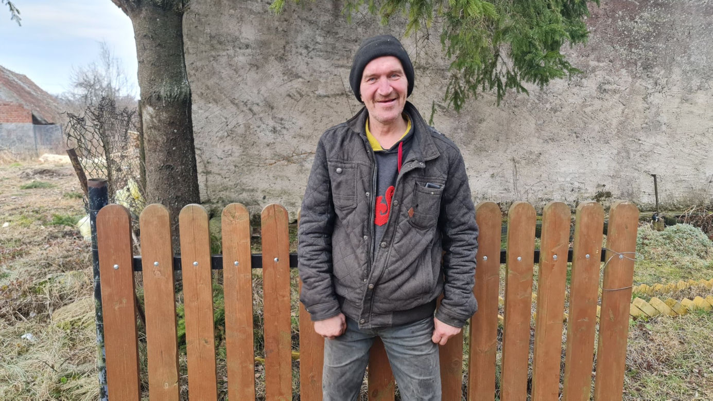 To się nazywa kopniak! Pan Grzegorz utknął między sztachetami!
