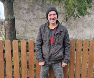 To się nazywa kopniak! Pan Grzegorz utknął między sztachetami!