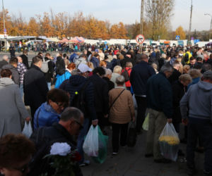 Wszystkich Świętych 2020. Przerażający widok z cmentarzy w Warszawie