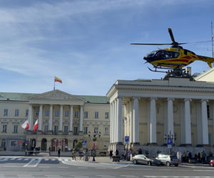 Zabrakło karetek, śmigłowiec lądował w centrum Warszawy