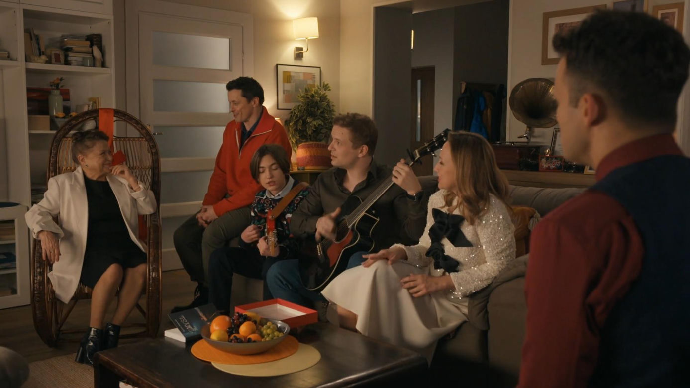 Barwy szczęścia, odcinek 3376: Asia (Anna Gzyra-Augustynowicz), Hubert (Marek Molak), Daniel (Marcin Bikowski), Lucyna (Grażyna Zielińska), Emil (Artem Malaszczuk)