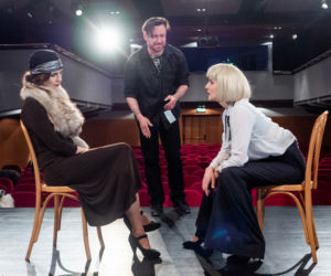 Na Wspólnej odc. 3267. Marta (Joanna Jabłczyńska), Celina Jantar (Joanna Sydor), reżyser Halicki (Adam Szczyszczaj)