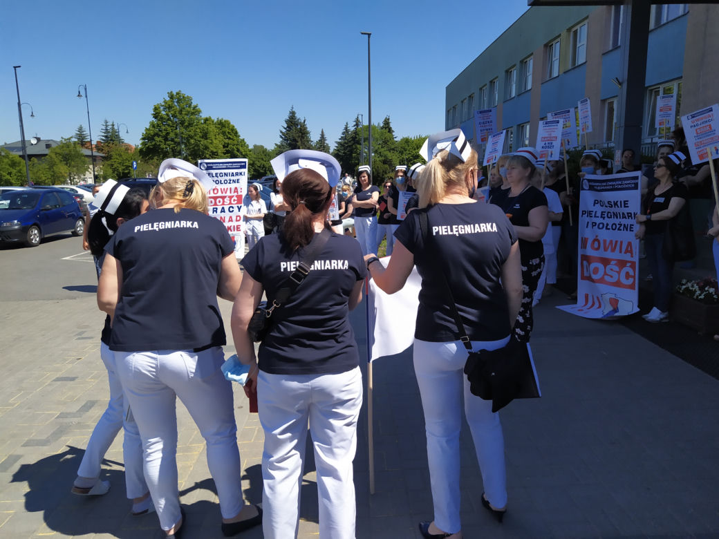 Protest pielęgniarek i położnych pod Mazowieckim Szpitalem Wojewódzkim w Siedlcach - 07.06.2021