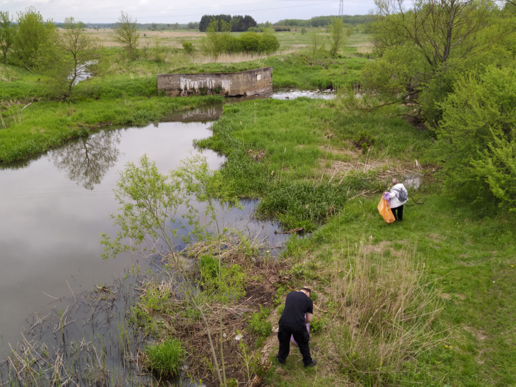 Sprzątanie mostu kolejowego nad rzeką Muchawką - 15.05.2021