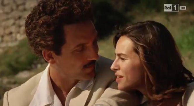 VOLARE. Giuseppe Fiorello (Domenico Modugno), Franca Gandolfi (Kasia Smutniak)
