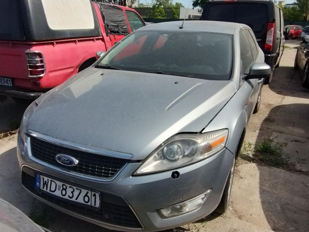 Drogowcy znów sprzedają wraki z ulicy. Wśród nich jest Chrysler w kwiatki