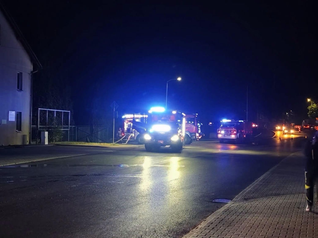 Słup czarnego dymu nad miastem. Płonie zakład wulkanizacyjny