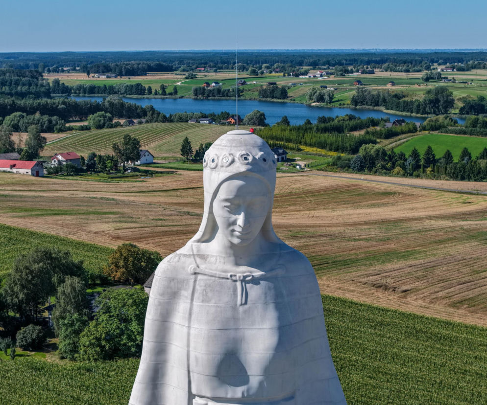 Przyjechała ubrana cała na biało. Chwilę później poświęcono gigantyczną Maryję