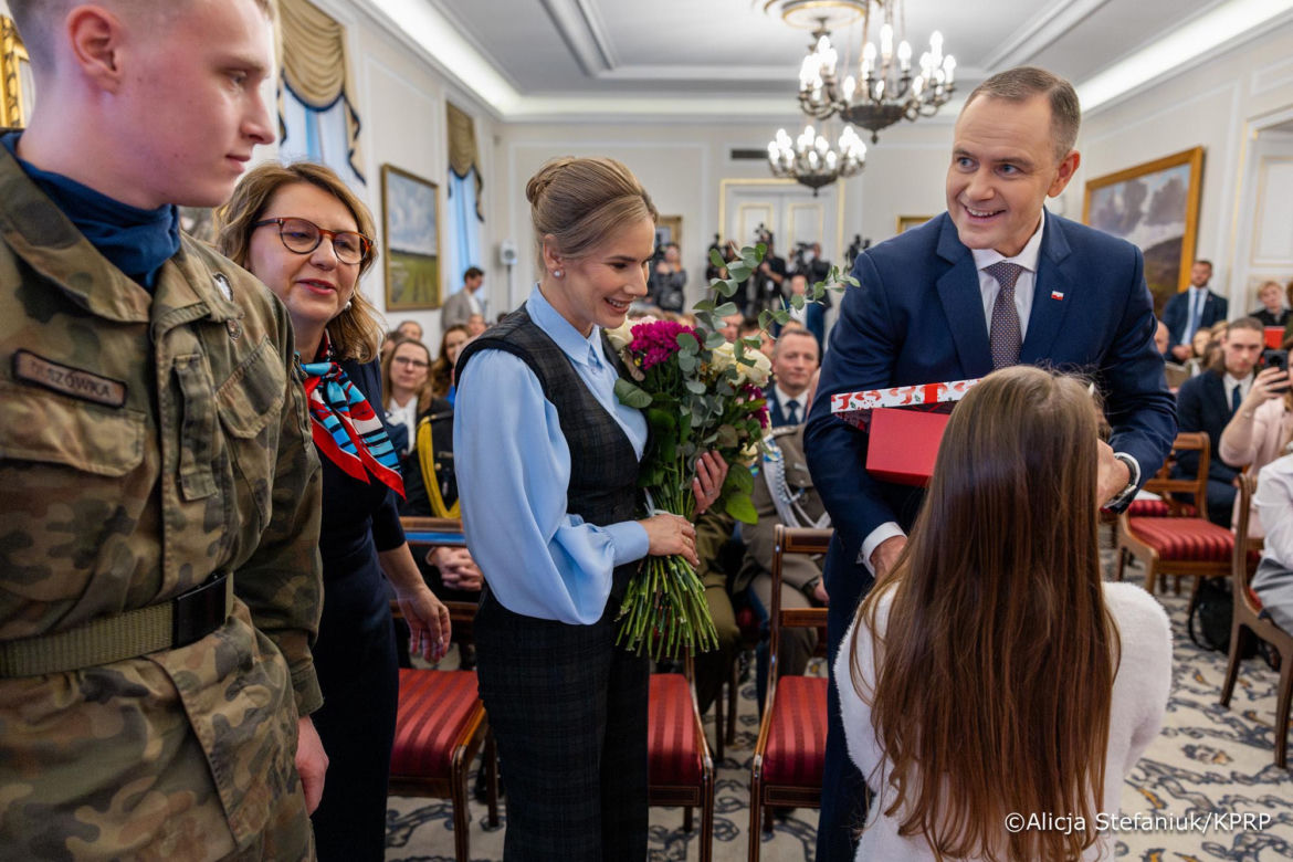 Marta Nawrocka w bufiastych rękawach