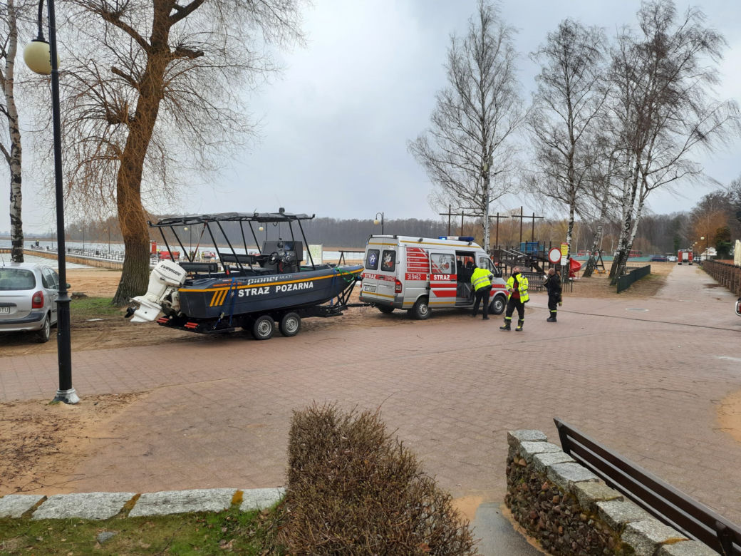 Dramatyczna akcja nad jeziorem w Skorzęcinie! Heroiczna walka o życie nurka