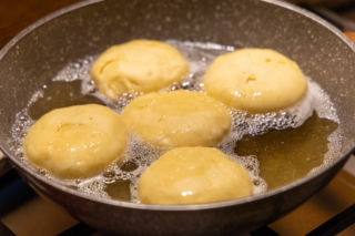 Tłuszcz po smażeniu może zniszczyć rury. Sprawdź, jak się go bezpiecznie pozbyć