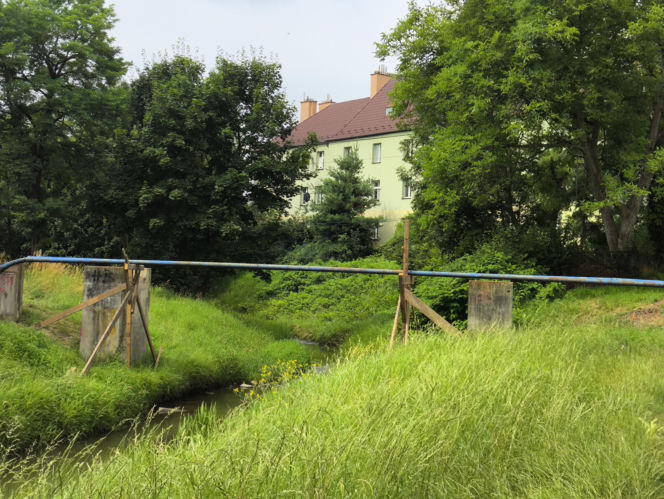 Kładka na Wątoku w Tarnowie tymczasowo zamknięta. Decyzja miasta zaskoczyła mieszkańców