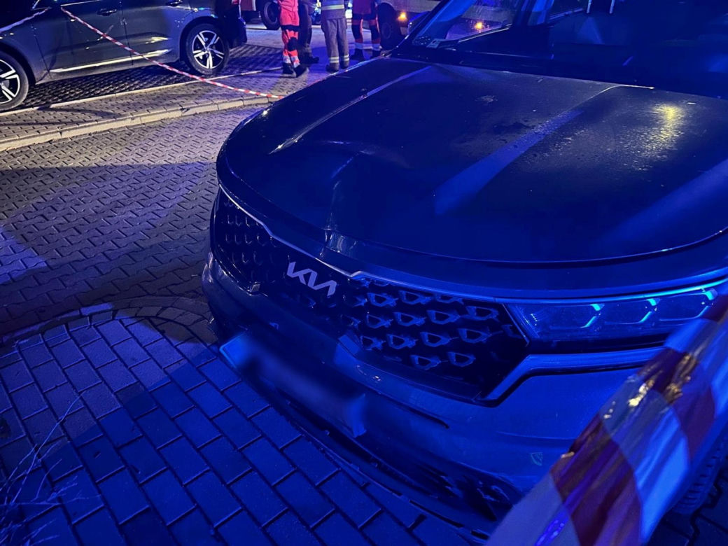 Warszawa. Auto wjechało w ogrodzenie szkoły. 8 osób rannych, w tym sześcioro dzieci