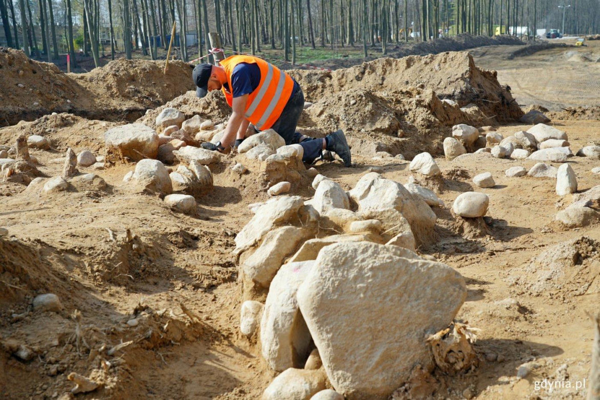Archeolodzy pracujący w miejscu, gdzie znaleziono kurhany