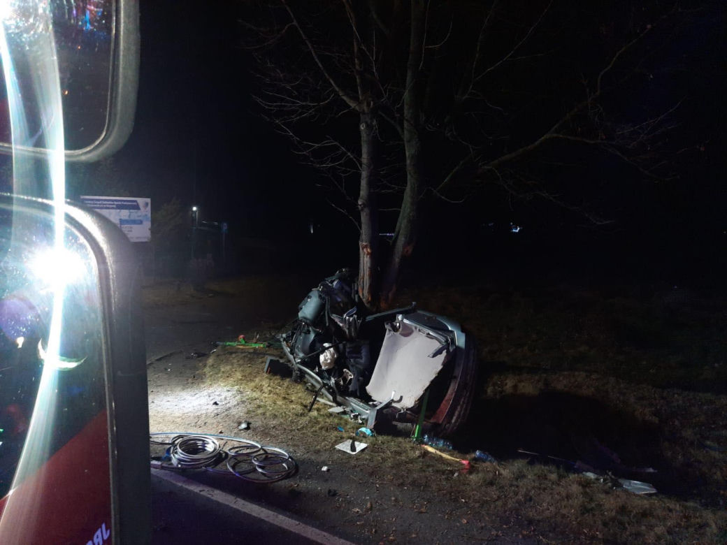 Śmiertelny wypadek na DK 94 pod Legnicą. 22-latek rozbił się oplem na drzewie [ZDJĘCIE]