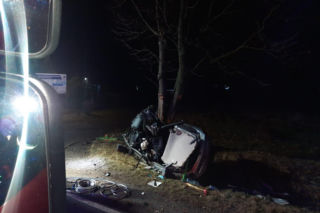 Śmiertelny wypadek na DK 94 pod Legnicą. 22-latek rozbił się oplem na drzewie [ZDJĘCIE]