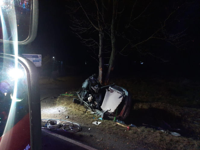 Śmiertelny wypadek na DK 94 pod Legnicą. 22-latek rozbił się oplem na drzewie [ZDJĘCIE]