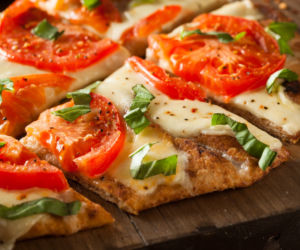 Przepis na dietetyczny fast food: pełnoziarnista pizza włoska