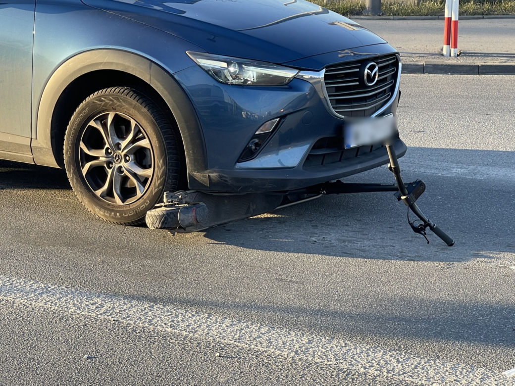  Potrąciła 10-latka na przejściu. Chłopca zabrała karetka