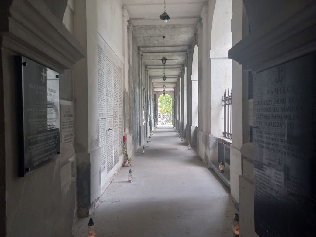 Na remont tych krużganków potrzebne są miliony