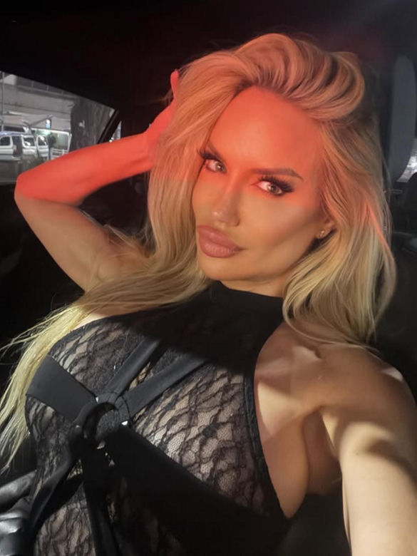 Była pierwszą nieoficjalną Miss Mundialu. Tak wygląda seksowna „matka chrzestna”