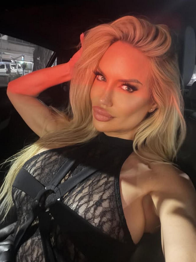 Była pierwszą nieoficjalną Miss Mundialu. Tak wygląda seksowna „matka chrzestna”