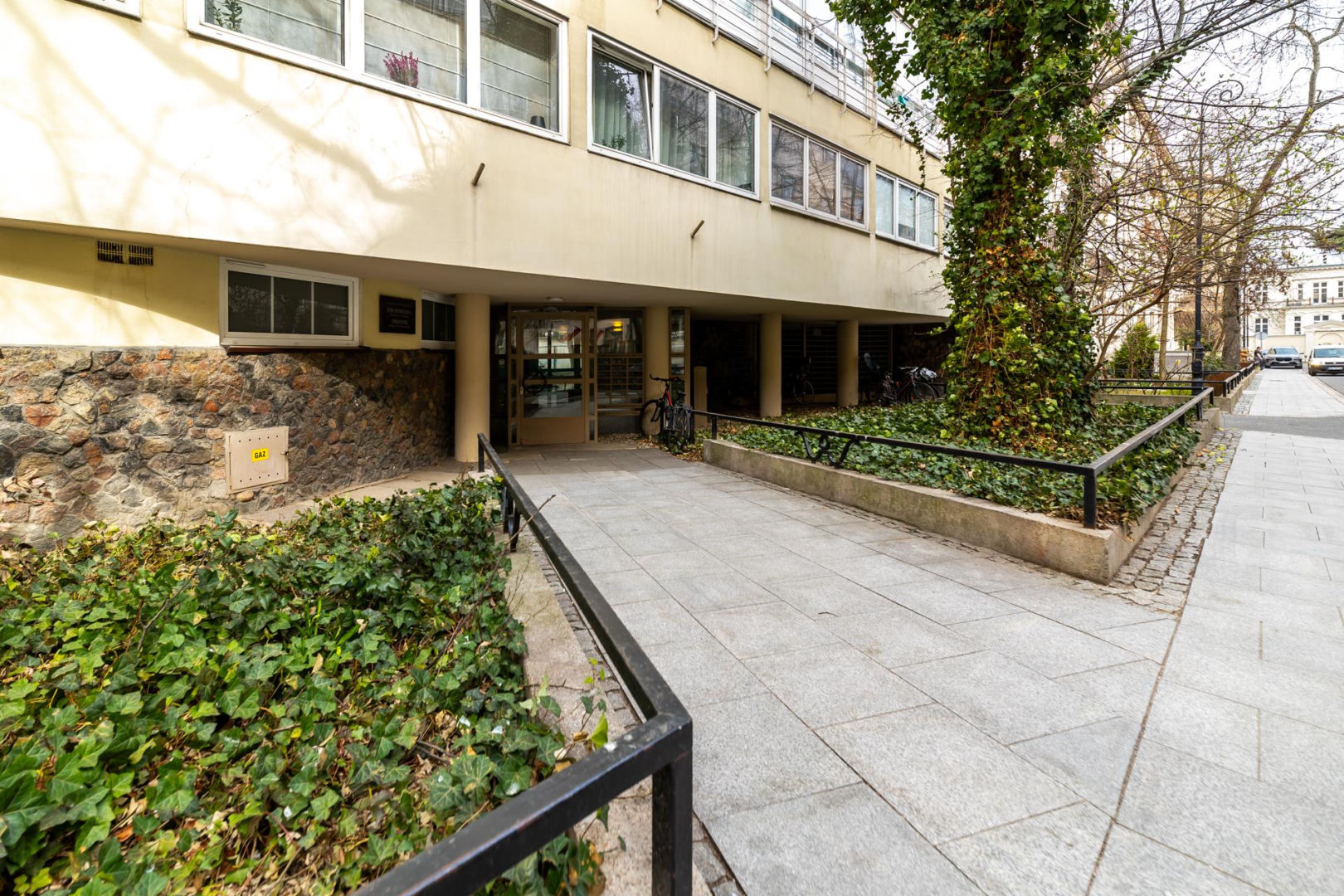 Dom Pod Żaglem na Alei Przyjaciół w Warszawie