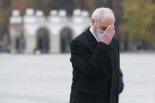 Macierewicz nie dał rady w starciu z wiązanką kwiatów. Pomógł ochroniarz z kajdankami [FOTO]