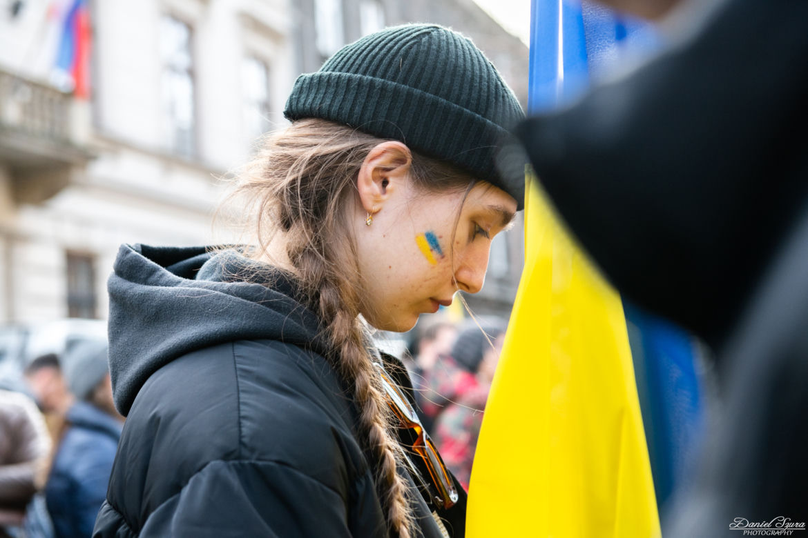  Kraków solidarny z Ukrainą. Setki osób przyszło na manifestację [ZDJĘCIA]