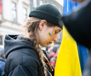  Kraków solidarny z Ukrainą. Setki osób przyszło na manifestację [ZDJĘCIA]
