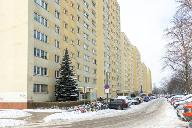 Blok z wielkiej płyty przy Marsylskiej 3 w Warszawie