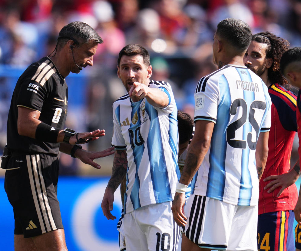 Leo Messi gestykuluje w stronę sędziego Slavko Vincicia podczas meczu. O petycji Argentyńczyków czytaj w SE Supersport.