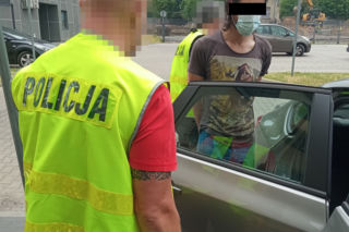 Łódź. Rozbój na stacji benzynowej na Śmigłego Rydza: 33-latek zabarykadował drzwi, wskoczył na ladę i sterroryzował ludzi