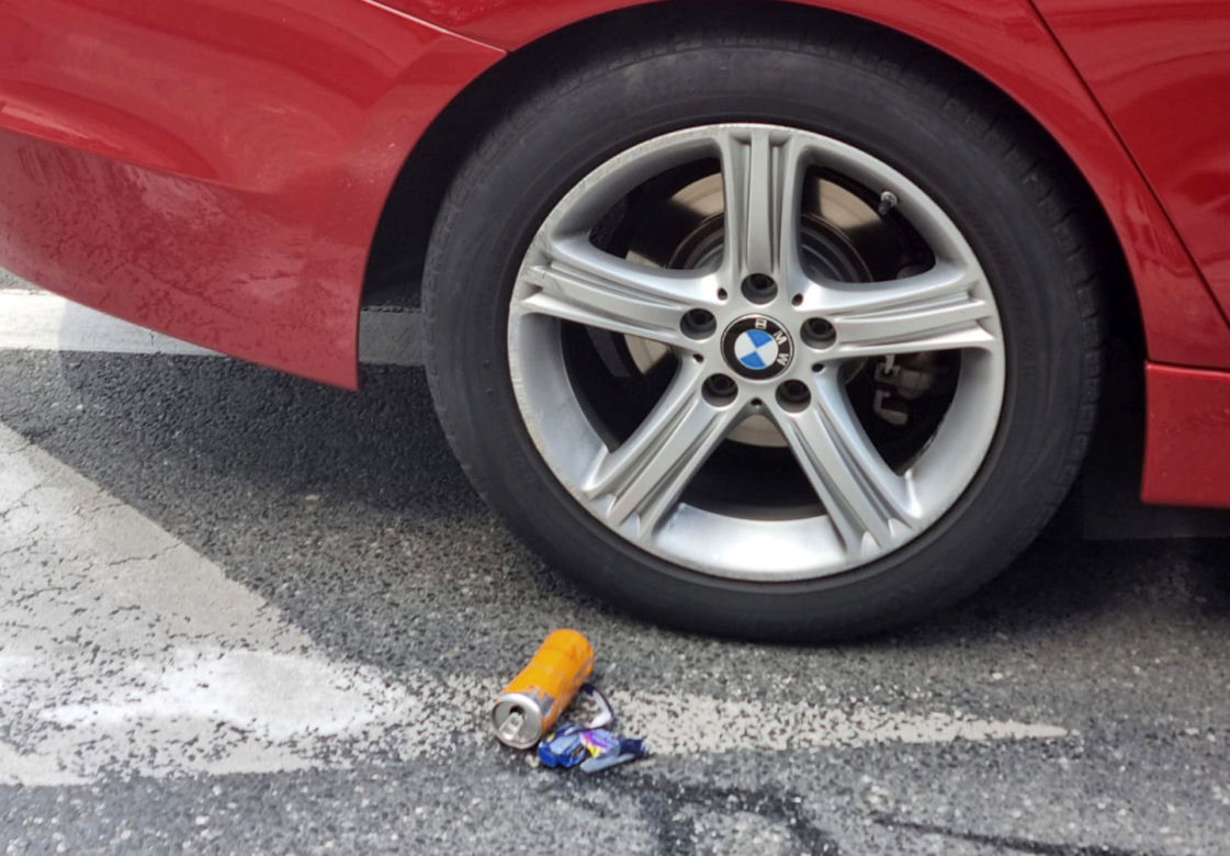 Kierowca BMW w szale ranił dwóch policjantów. Sensacyjny pościg w centrum miasta