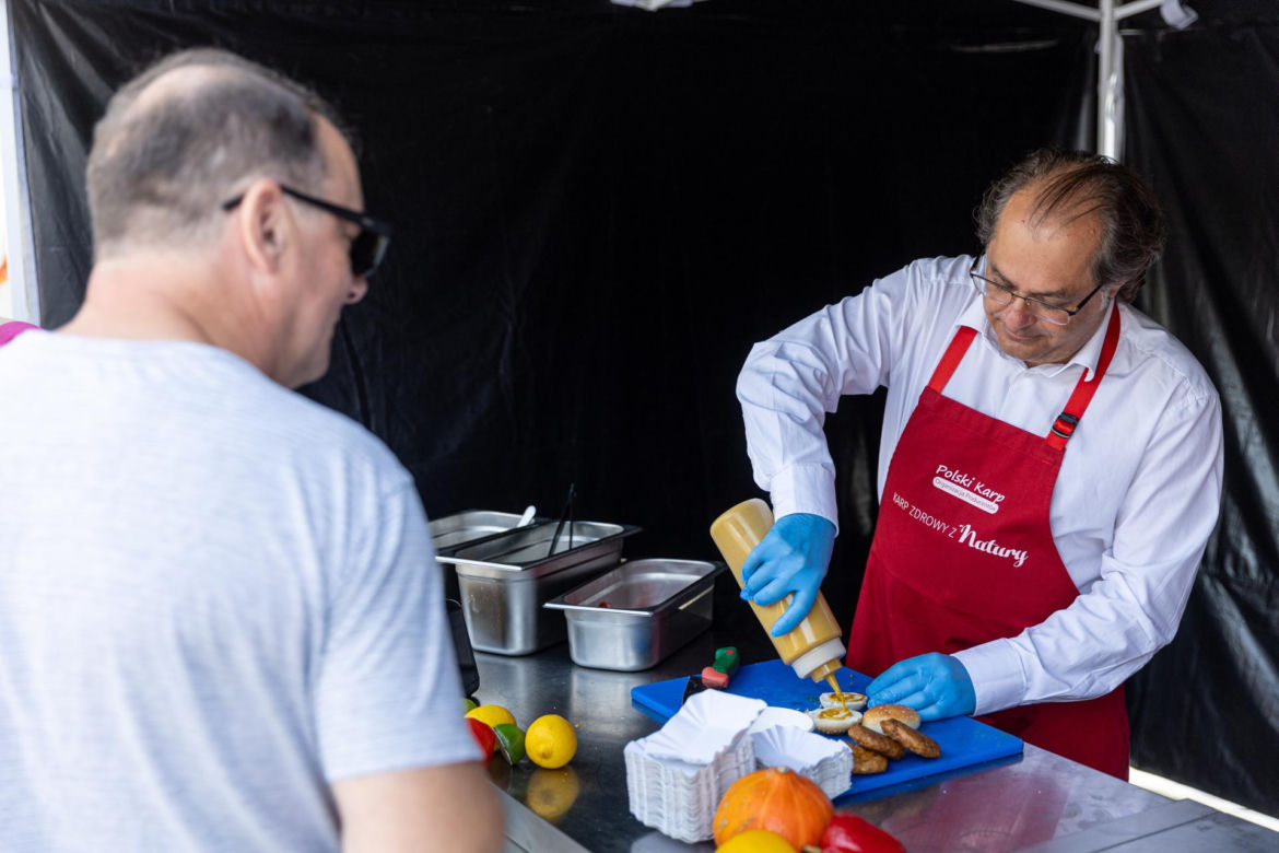 Marek Gróbarczyk serwuje burgery prosto z foodtracka 
