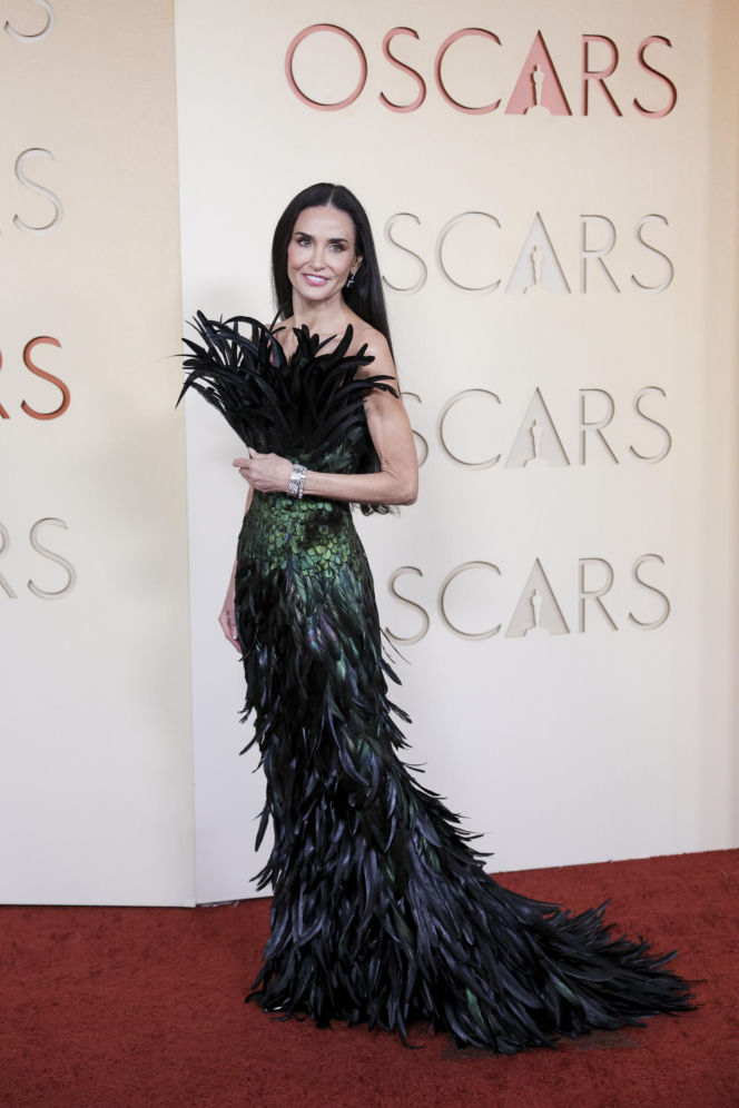 Demi Moore zachwyciła w kreacji na Oscarach. Nie wygląda na 63 lata