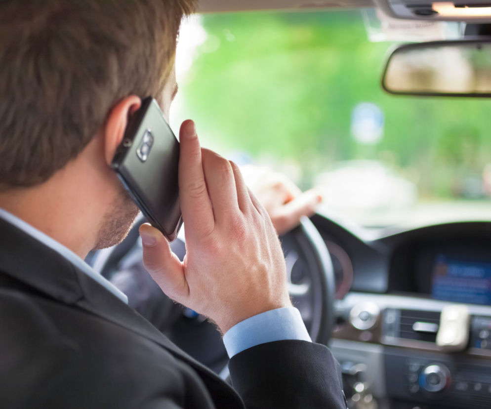 rozmowa przez telefon za kierownicą