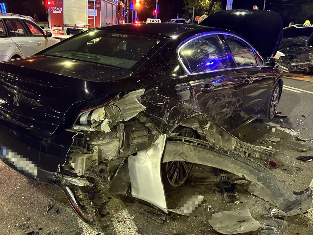 Zderzenie trzech aut osobowych w Warszawie. Kierowca audi uciekł z miejsca zdarzenia