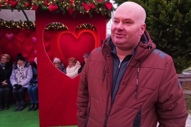 Romantyczny przystanek autobusowy w Moczyłach