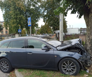 Kierująca Volvo zmiotła Opla z drogi i wylądowała na płocie posesji
