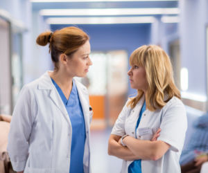 Lekarze 4 sezon odcinek 7 (odc. 46). Alicja (Magdalena Różczka), Sylwia (Katarzyna Bujakiewicz)
