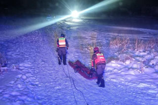 Ładzyń - lód załamał się pod autem, które wjechało na zamarznięty zbiornik wodny Bagno
