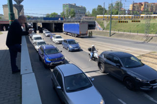 Gigantyczne korki w Sosnowcu. TIR zerwał trakcję tramwajową 