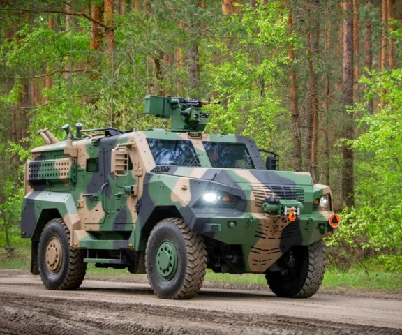 Huta Stalowa Wola i CSG zacieśniają współpracę. Kontrakt na setki podwozi Waran 4x4 i Heron 6x6 dla Wojska Polskiego