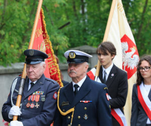 Szok po tragedii w Łodzi. Dziesięć malutkich trumienek na pogrzebie. Tego widoku nie da się wyrzucić z głowy